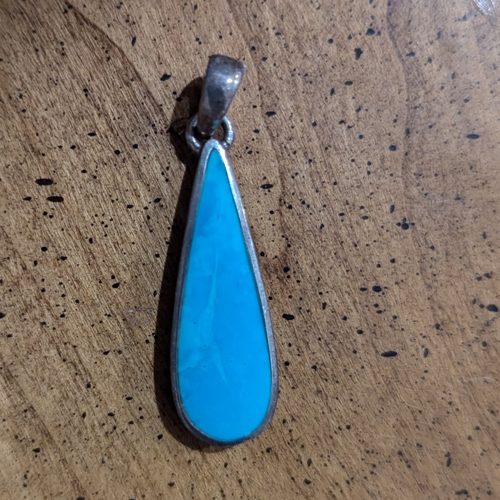 Simple teardrop shape turquoise color pendant for necklace
